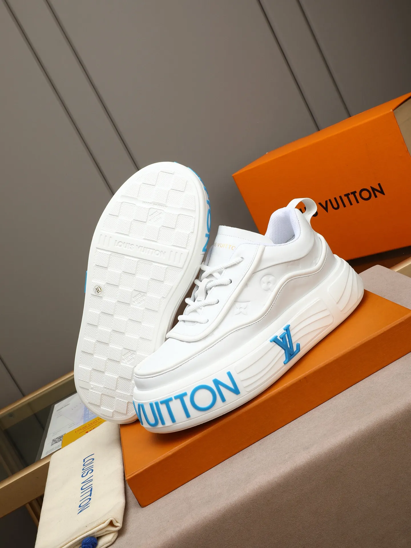 Men's men's shoes 💰560 LV are fashionable and fashionable, and the uppers are made of imported cowhide embossing! Super trendy design! It’s eye-catching! The leather is soft, delicate, shiny and translucent, showing the ultimate in pure handcraftsmanship, and the mesh is soft, comfortable and breathable! Size: 39-44 (38 45 customized)